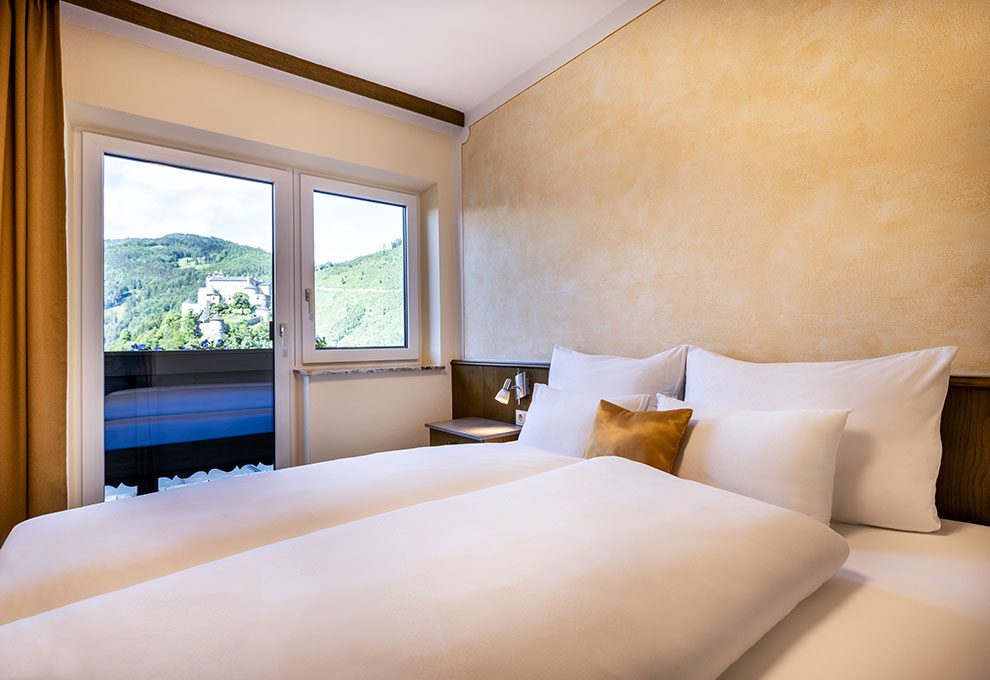 Standard-Doppelzimmer mit Burgblick & Balkon, Zimmer in Werfen